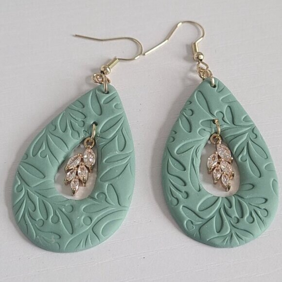 Boho Gold Plated Sage Green Leaf Pattern Crystal Clay Drop Dangle Earrings - Picture 2 of 6